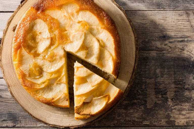 Gâteau fondant aux pommes avec tranches dorées et caramélisées