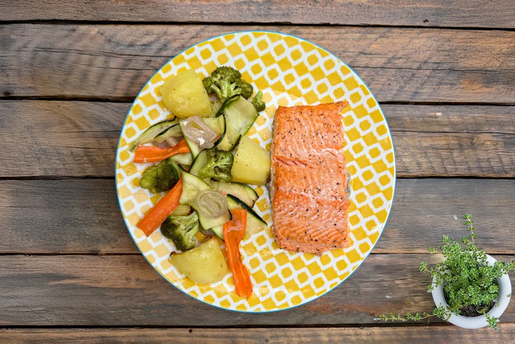 Filet de truite rosé cuit au four accompagné de légumes rôtis