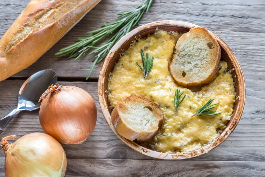 bol de soupe à l’oignon gratinée avec croûtons et fromage fondant