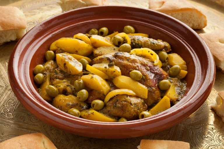 Tajine de poulet marocain aux olives, pommes de terre et citron confit dans un plat traditionnel en terre cuite