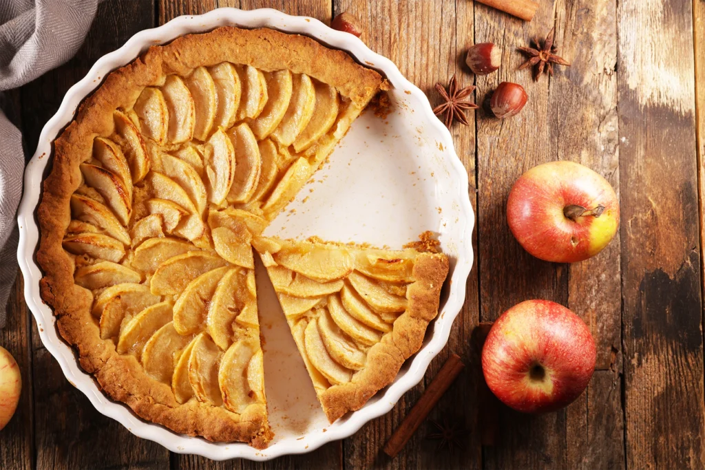Délicieuse tarte aux pommes normande maison sur une table rustique
