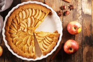 Délicieuse tarte aux pommes normande maison sur une table rustique