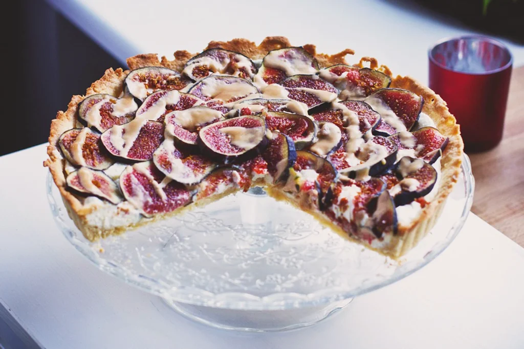 Tarte rustique maison aux figues fraîches et crème vanillée