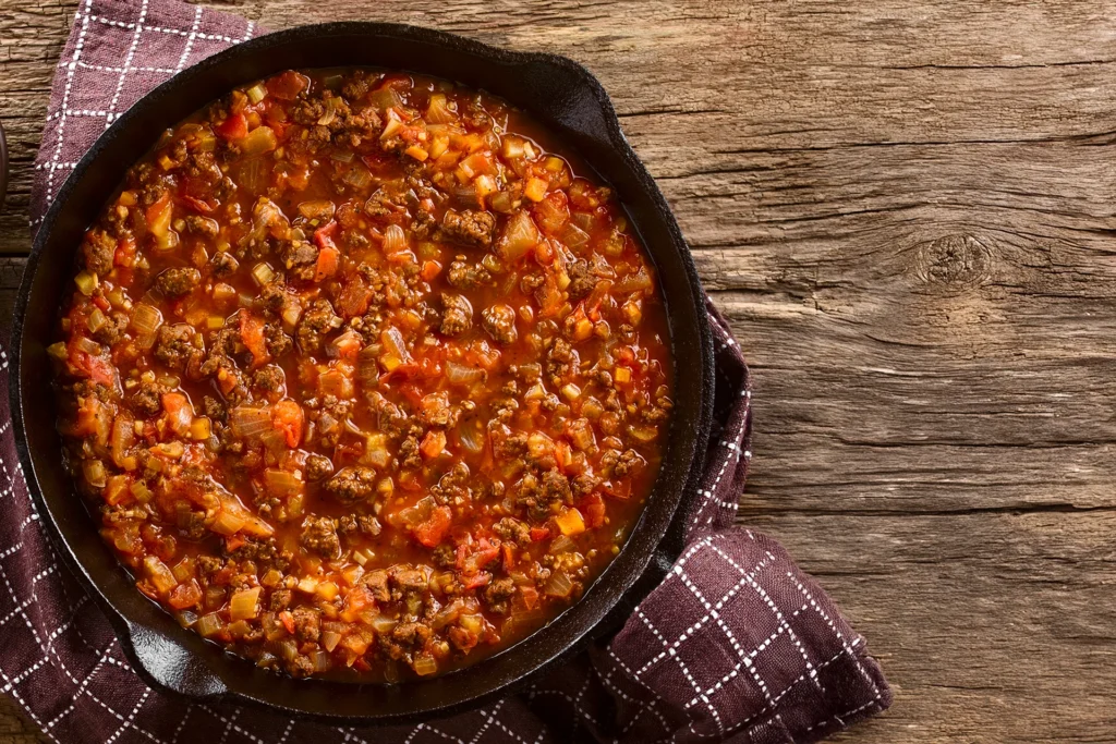 Sauce bolognaise italienne mijotée façon grand-mèree avec viande hachée et tomates fraîches