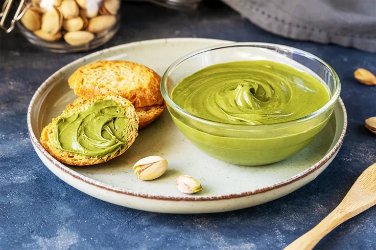 Bol de crème de pistache maison avec tartines grillées, pour remplacer le nutella