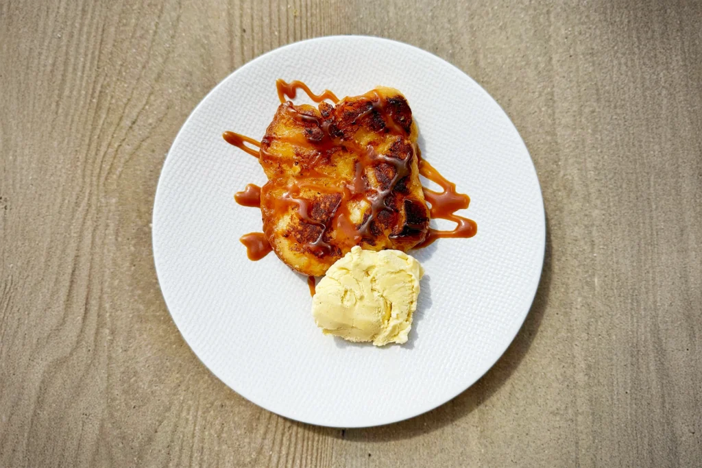 Brioche perdue nappée de caramel et glace vanille