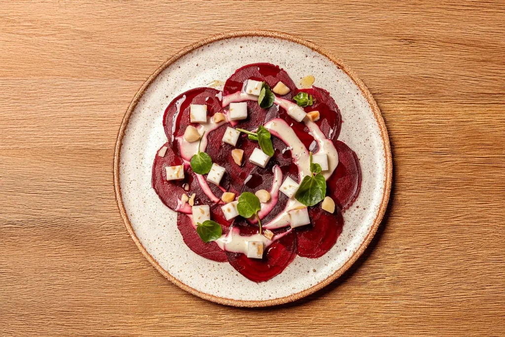 Entrée fraîche de carpaccio de betterave et poire avec sauce au yaourt