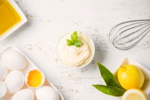 Bol de mayonnaise réussi, avec citron huile et oeufs.