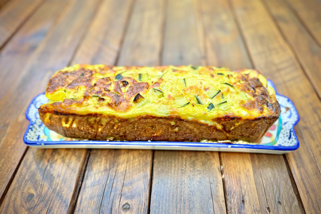 Flan aux courgettes facile et léger présenté sur plat en bois, recette maison rapide