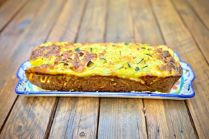 Flan aux courgettes facile et léger présenté sur plat en bois, recette maison rapide