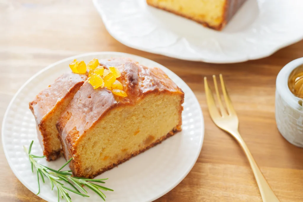 Tranche de gâteau à l’orange, moelleux et décoré d’oranges confites