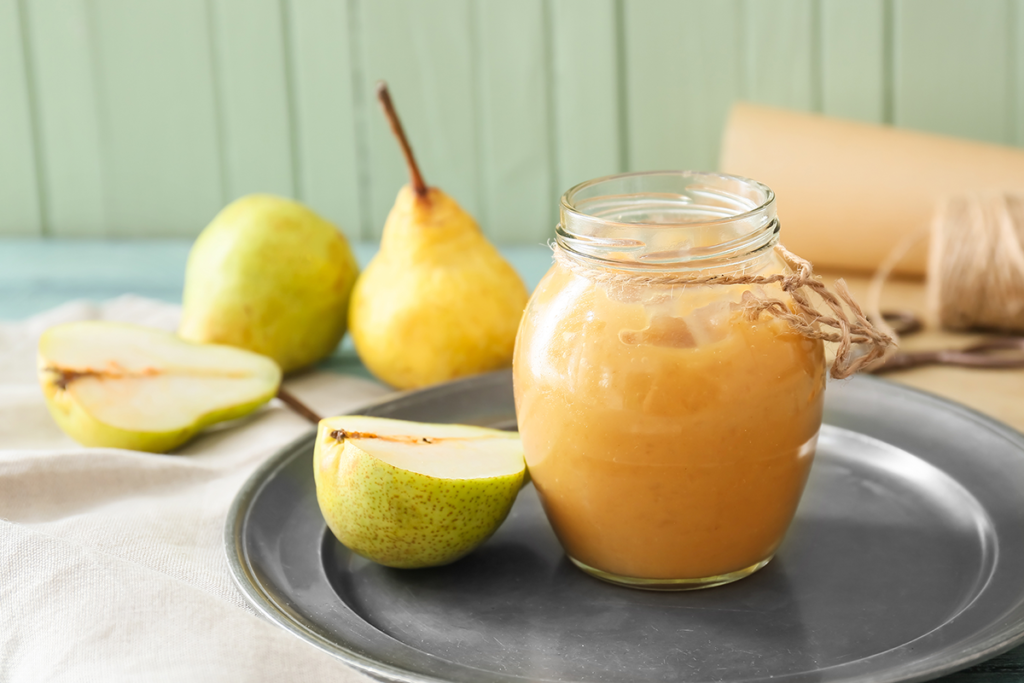 Compote de poires faite avec un enfant