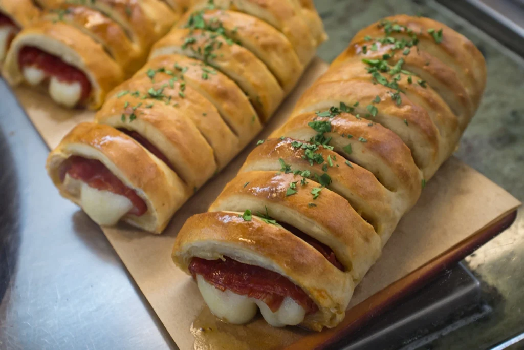 Stromboli maison au fromage filant et sauce tomate, préparé à quatre mains