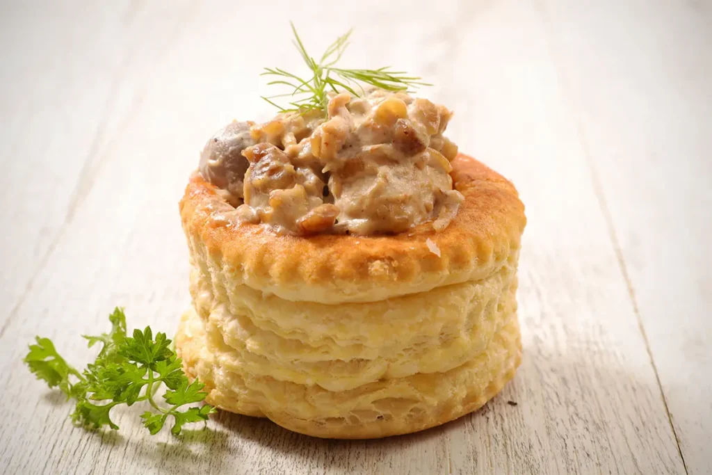 Feuilleté bouchée à la reine grand-mère avec volaille et sauce crémeuse et champignons