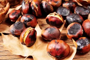 Châtaignes grillées à la poêle sur fond de bois