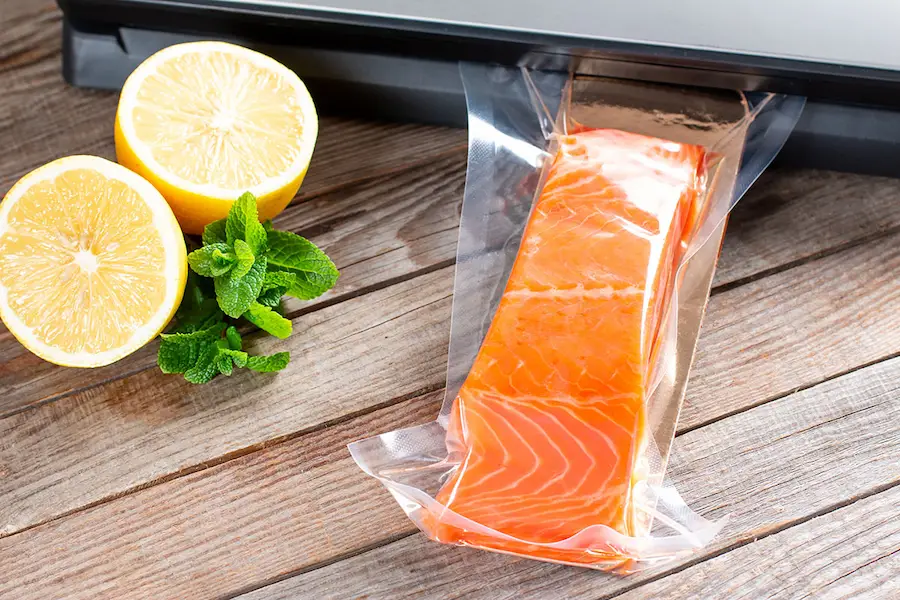 Pavé de saumon sous vide avec citron, prêt à être conservé ou cuit à basse température