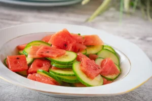Salade fraîche de concombre et pastèque, recette d'été légère et colorée