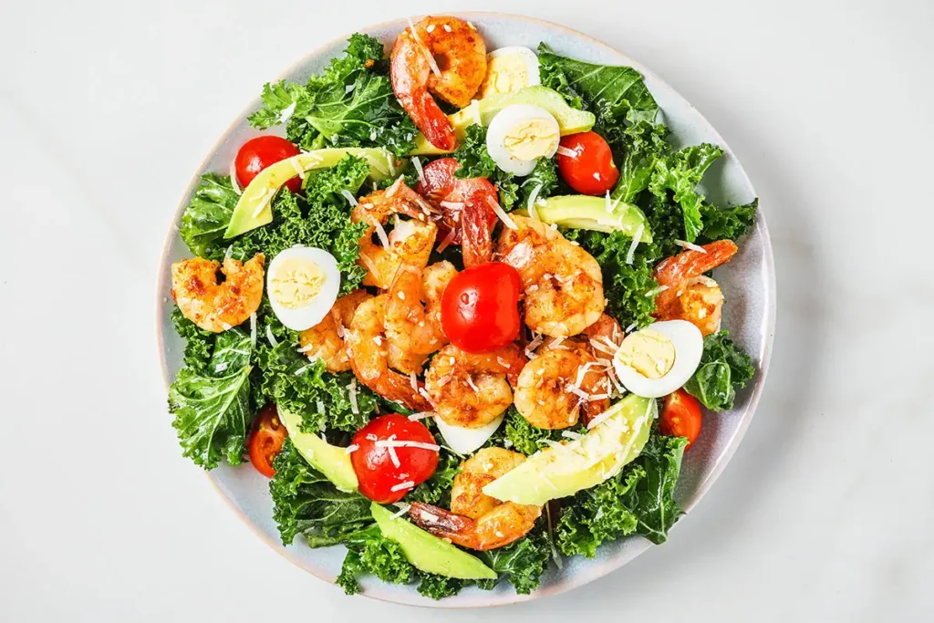 Salade crevette avocat avec œufs, kale et tomates cerises