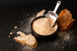 Bol de chapelure maison dorée avec morceaux de pain rassis