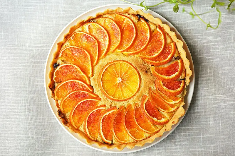 Vue du dessus d’une tarte à l’orange joliment décorée en rosace