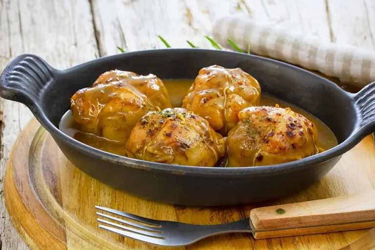 Paupiettes de veau dorées en sauce nappées de jus dans une cocotte au four