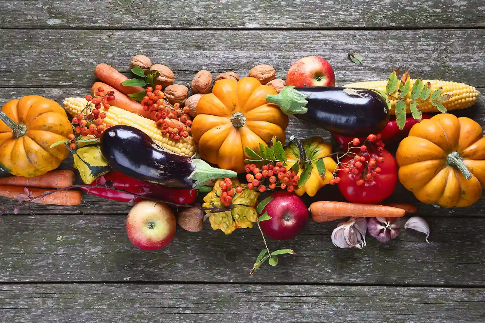 Panier automnal avec courges, pommes, noix et légumes de saison
