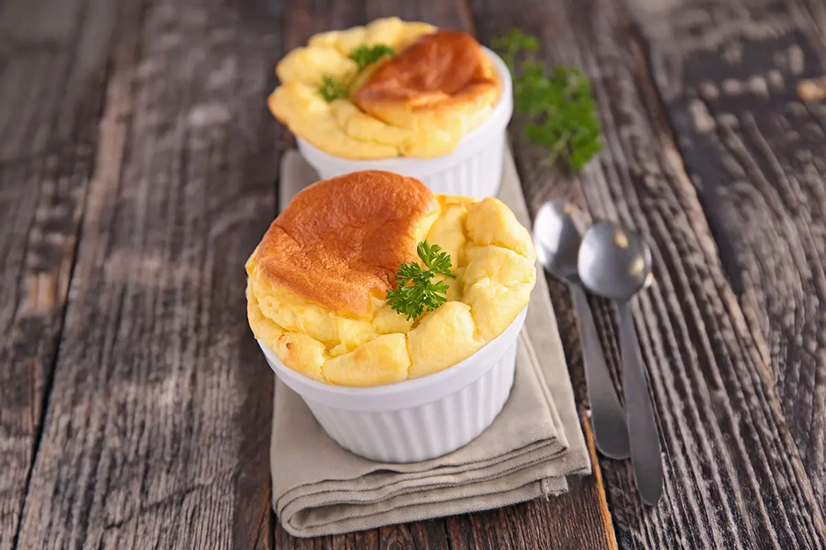 Soufflé au fromage doré et gonflé, recette de grand-mère facile et traditionnelle