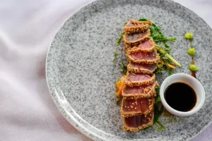 Tataki de thon rouge en tranches avec graines de sésame, salade d’algues, sauce soja et wasabi