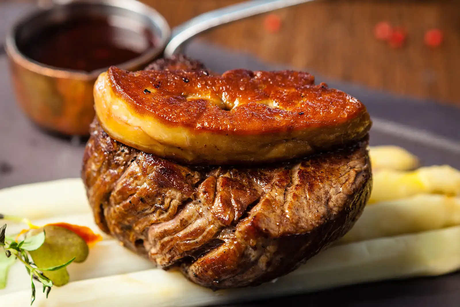 Tournedos Rossini avec foie gras poêlé et sauce Madère