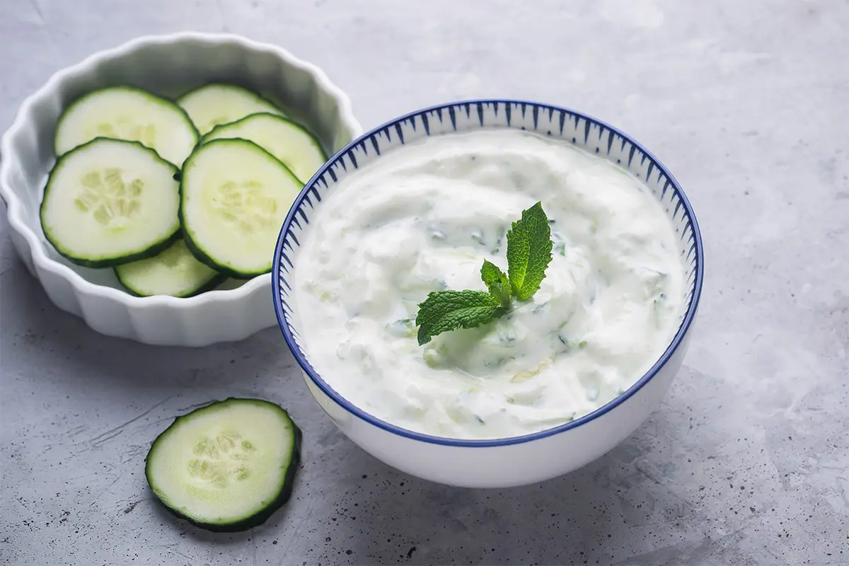 Bol de tzatziki maison, recette traditionnelle facile et rapide au yaourt grec, concombre et menthe