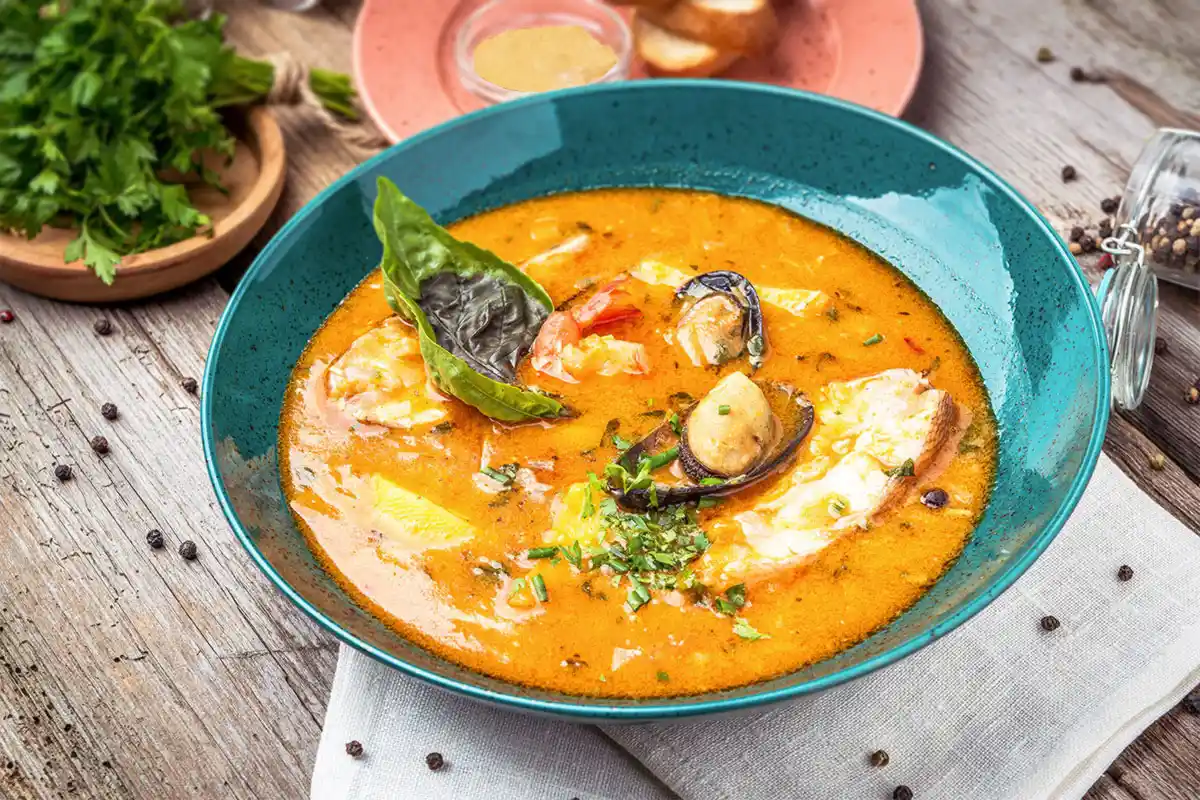 Bouillabaisse traditionnelle marseillaise avec poissons, crustacés et sauce rouille