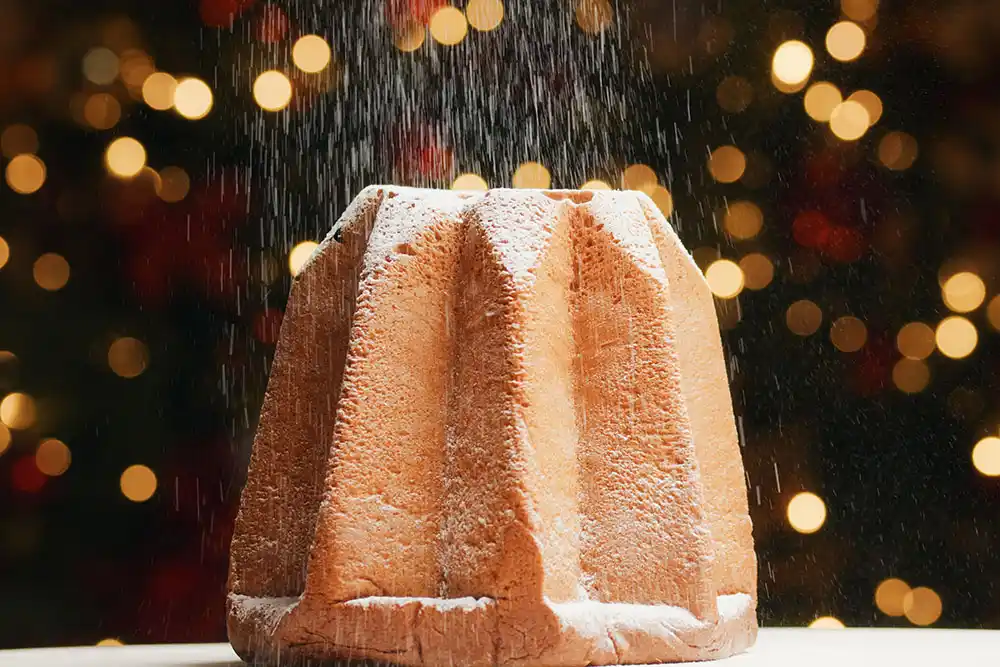 Pandoro italien traditionnel de Vérone, brioche de Noël en forme d’étoile saupoudrée de sucre glace.