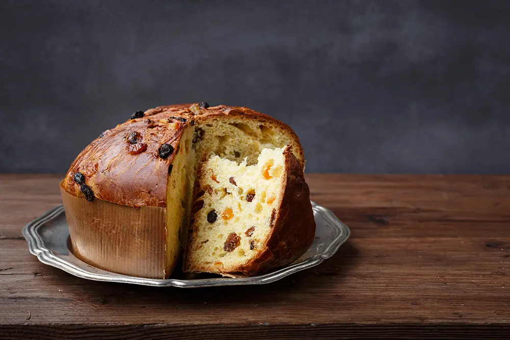 Panettone italien traditionnel de Milan, brioche de Noël moelleuse aux raisins secs et écorces d’orange confites.