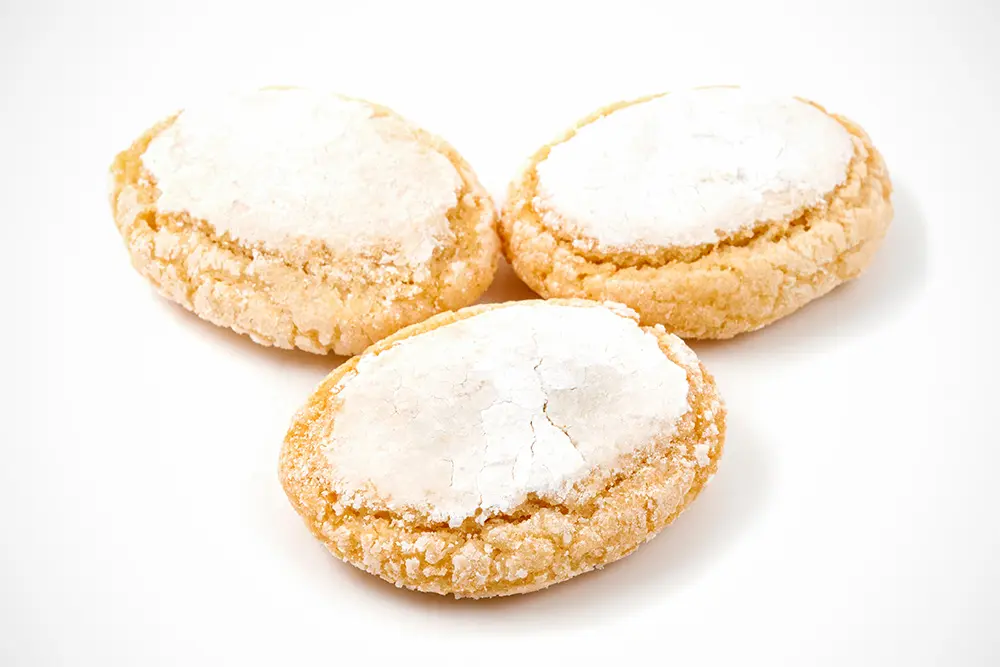 Ricciarelli de Sienne, biscuits italiens moelleux à base d’amandes et recouverts de sucre glace, typiques des fêtes de Noël en Toscane.