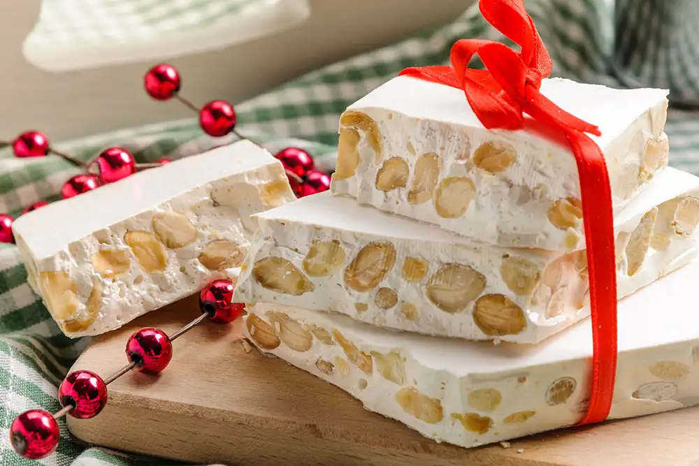 Torrone italien traditionnel de Crémone, nougat blanc tendre aux amandes et miel, dessert typique des fêtes de Noël.