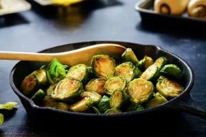 Choux de Bruxelles sautés à la poêle avec ail, dorés et fondants