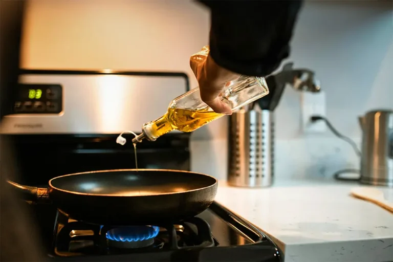 Versement d’huile dans une poêle chaude pour la cuisson : point de fumée des huiles