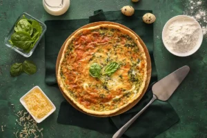 Quiche aux épinards et au fromage maison, crémeuse et gratinée avec du lait des oeufs et du fromage râpé