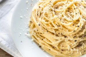 Assiette de spaghetti cacio e pepe, nappés d’une sauce crémeuse au pecorino et poivre noir