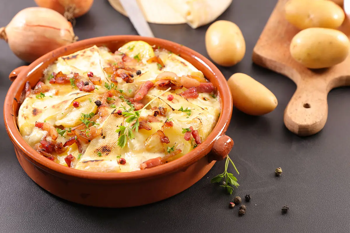 Tartiflette au reblochon gratinée avec lardons et pommes de terre : recette savoyarde facile