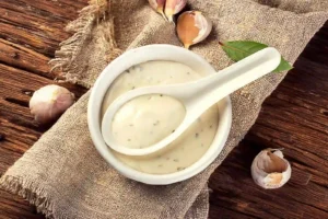 Bol d'aïoli recette traditionnelle provençale à l’ail et à l’huile d’olive