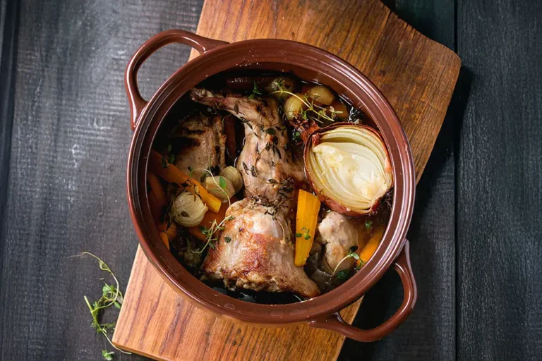 Lapin moelleux en cocotte façon grand-mère avec carottes et oignons