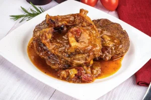 Osso buco de veau traditionnel italien mijoté à la tomate et au vin blanc