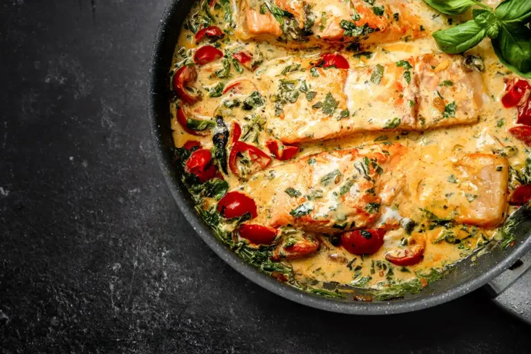 Recette de saumon à la toscane avec crème, tomates cerises et épinards dans une poêle