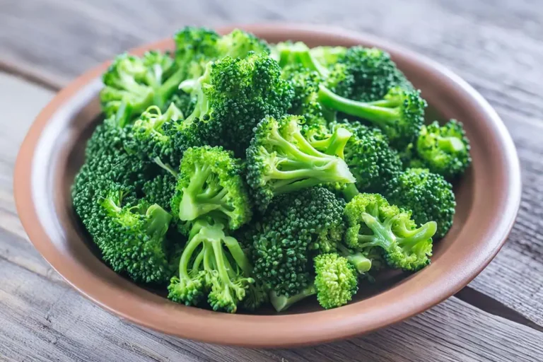 Bol de brocolis, riche en vitamine C, fibres et vitamine K1.