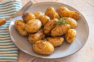Pommes de terre grenaille au four croustillantes avec herbes et ail