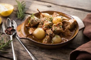 Stifado grec traditionnel : ragoût de bœuf mijoté aux oignons grelots dans une sauce tomate épicée.