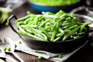 Haricots verts frais dans une poêle, temps de cuisson selon eau, vapeur, cocotte, poêle ou four.