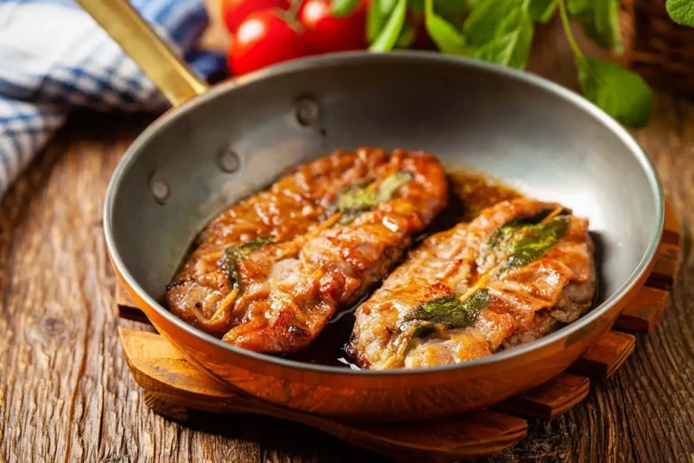 Escalope saltimbocca au jambon cru et à la sauge, dans une poêle: recette traditionnelle romaine.