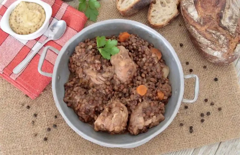 Marmite de petit salé aux lentilles vertes mijotées avec des carottes, accompagnée de pain de campagne et de moutarde à l'ancienne.